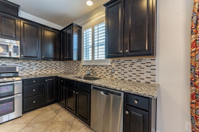 Building Photo - 3 Bedroom 2.5 Bath House in Boltons Landin...