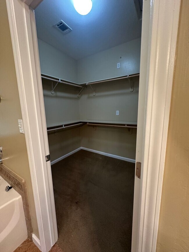 Building Photo - Southwest 4 bedroom