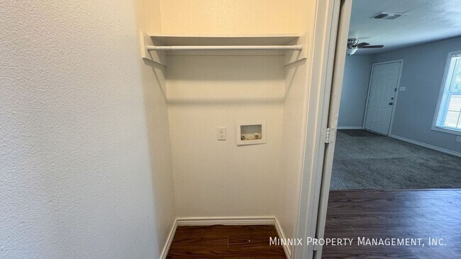 Building Photo - 755 W Knox St