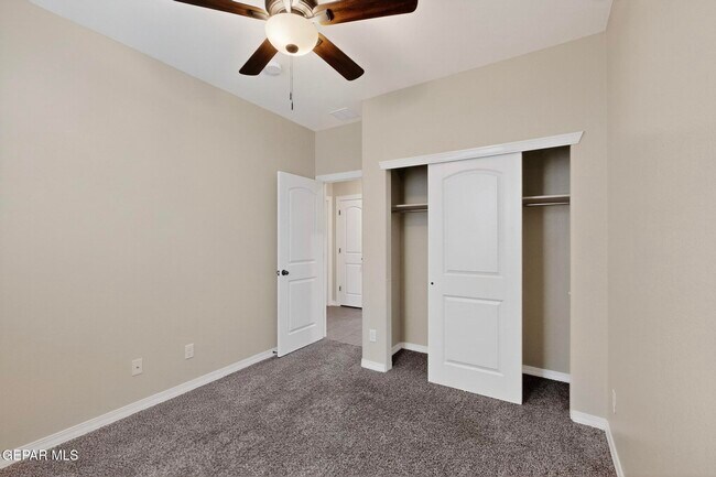 Building Photo - 220 S Manzanita Dr