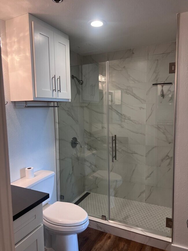 Building Photo - Spacious 1 Bedroom with Tons of Light, High Ceilings & Full Size Washer/Dryer Inside