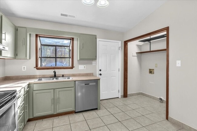 Building Photo - 2 Bed 2.5 Bath Duplex