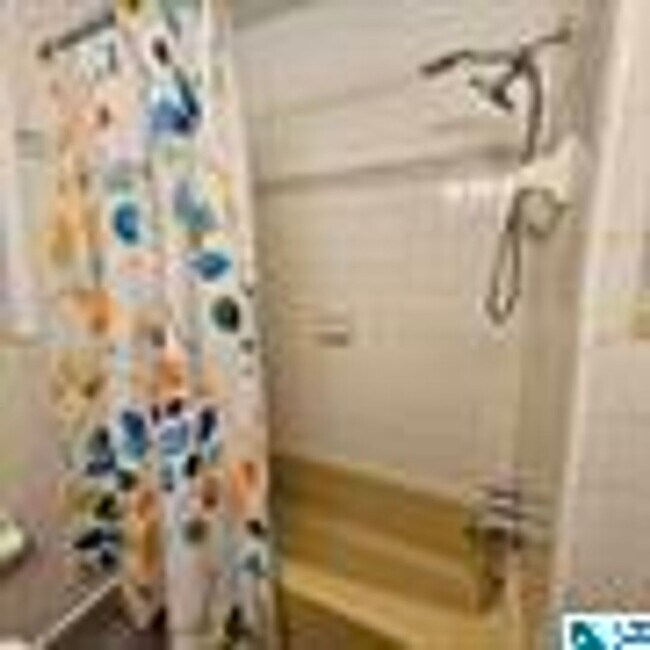 Building Photo - Charming 4 Bedroom, 1 Bathroom house