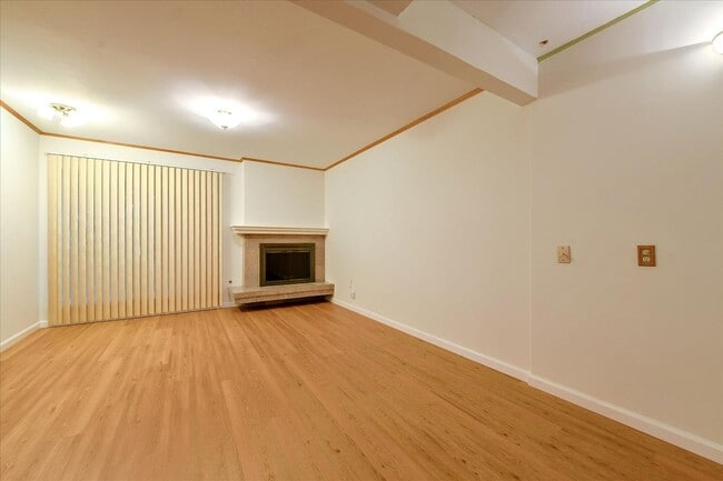 Building Photo - Fantastic 2-Bed, 2-Bath Townhouse with Pri...