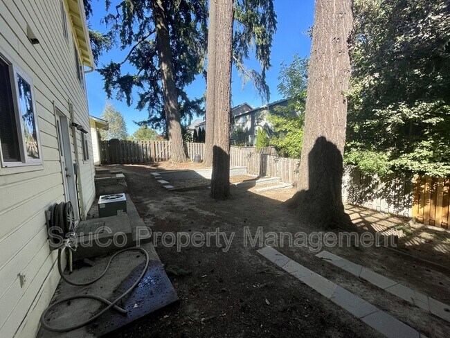 Building Photo - 324 SE 30th Ave