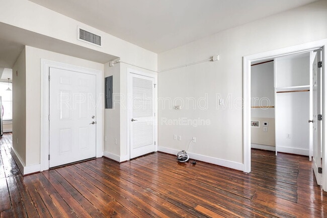 Building Photo - 1321 1/2 E Main St