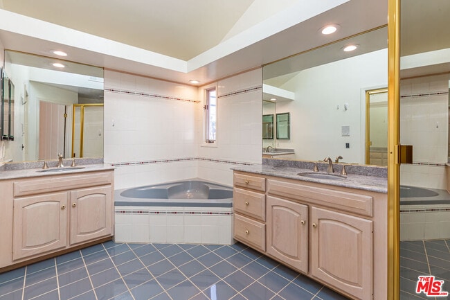 Building Photo - 158 S Anita Ave