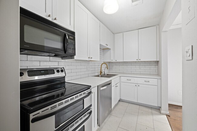 Building Photo - 4018 Blue Bonnet Blvd