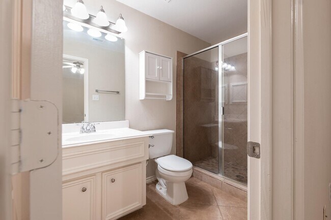 Building Photo - 918 Memorial Heights Dr