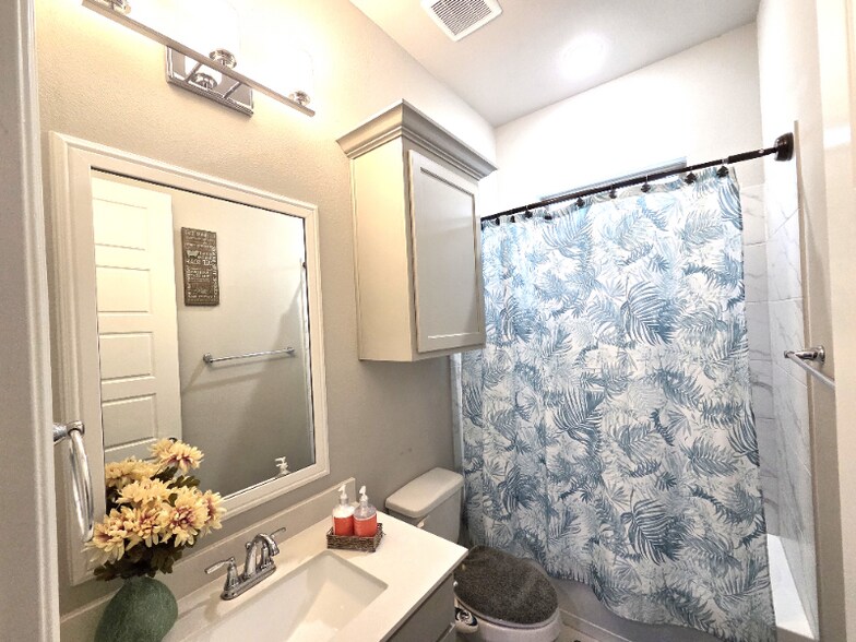 Building Photo - 8066 Glastonbury Dr