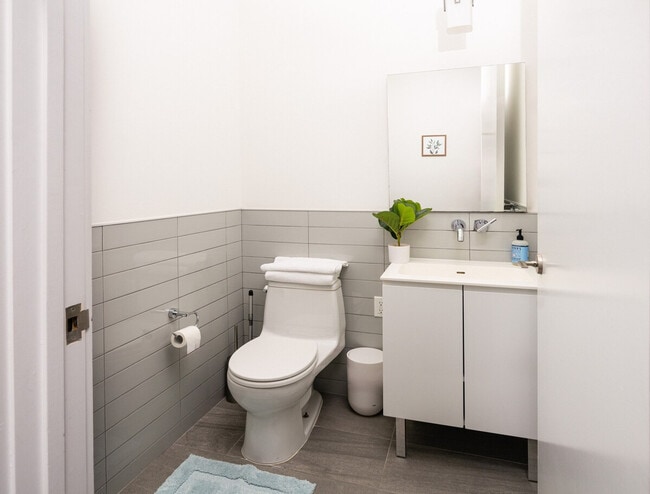 Building Photo - 46 Nassau St