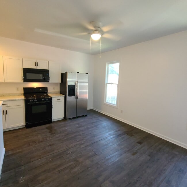 Building Photo - 309 Lake St