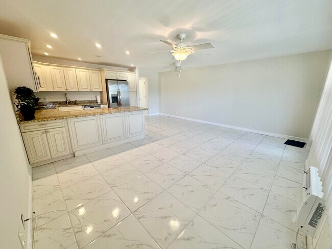 Building Photo - 42 Sussex E