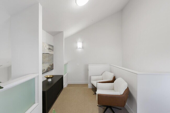 Building Photo - Gorgeous townhouse