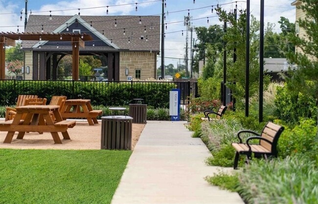 Building Photo - 10942 Brambling Wood Dr