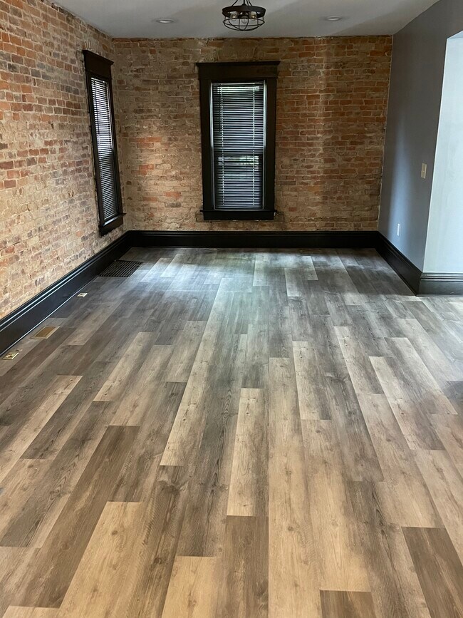 Building Photo - 272 S Green St