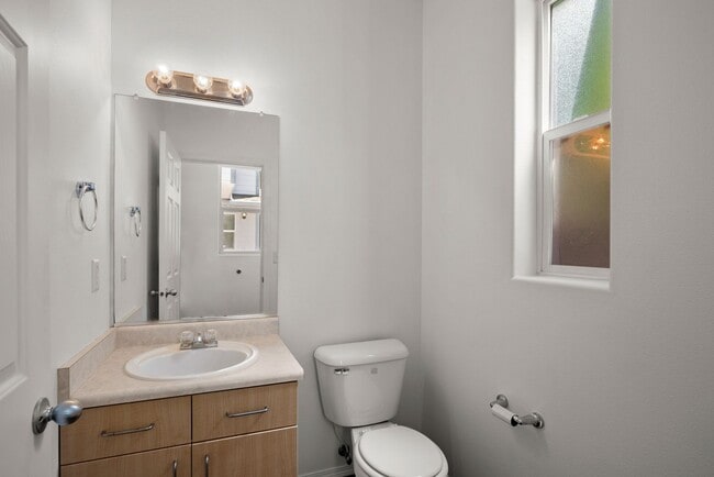 Building Photo - Recently updated 3 bedroom, 2.5 bath Townhouse in Beaverton