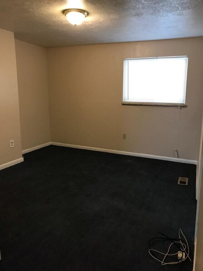 Building Photo - Carrick NEW 4 bedroom apartment. Section 8 accepted