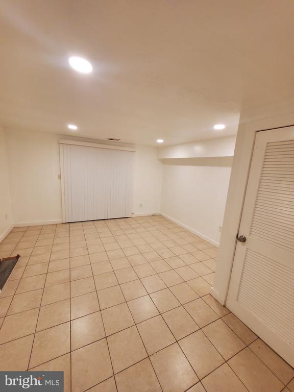 Building Photo - 1909 Dutch Village Dr