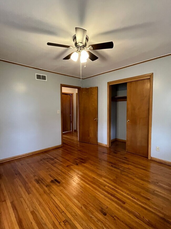 Building Photo - Three Bedroom Tulsa, 1 Bath