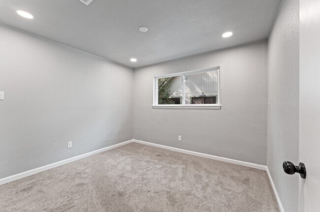 Building Photo - 2 Dewthread Ct