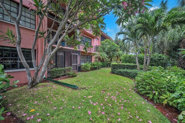 Building Photo - 250 E Royal Palm Rd