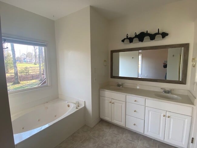Building Photo - Coming Soon! Great home near the lake and ...