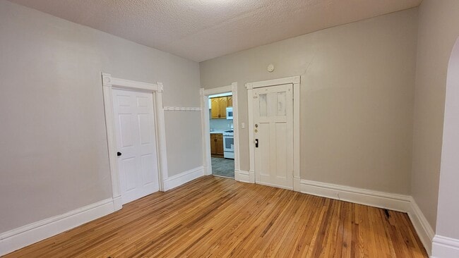 Building Photo - Vibrant Studio & 1-Bedroom Apartments in the Sought-After Whittier Neighborhood