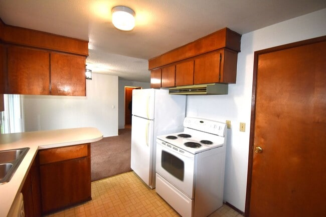 Building Photo - Well kept duplex with garage.