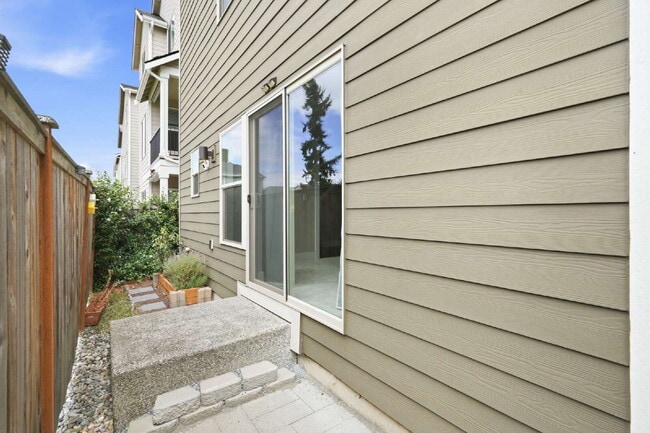 Building Photo - Spacious 4-Bedroom Townhome in Lake Stickney – Lynnwood- Available NOW for RENT