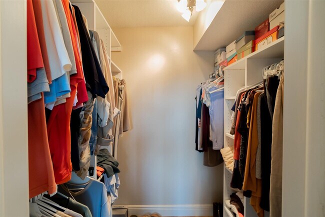 Building Photo - 820 S Hollybrook Dr