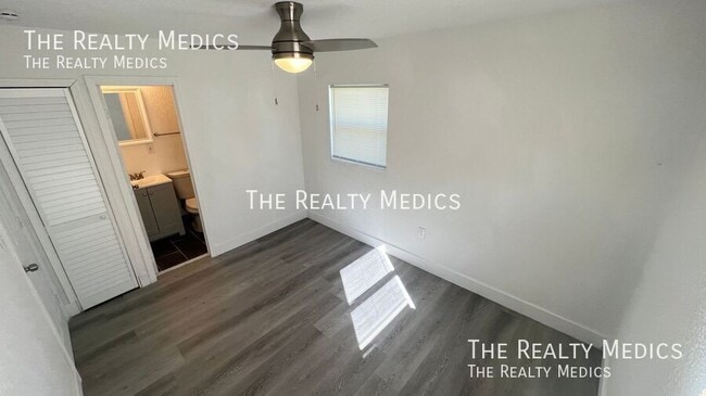 Building Photo - 2530 N Palm Dr