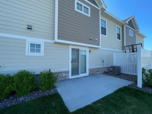 Building Photo - 10948 Yalta St NE
