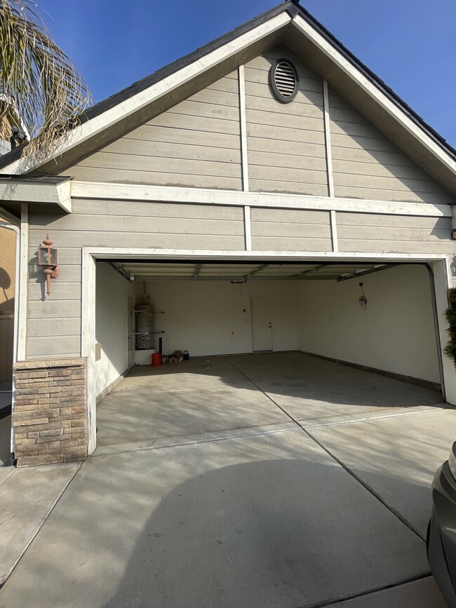 Garage - 5648 W Millbrae Ave