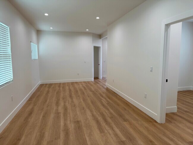 Building Photo - 678 E 45th St