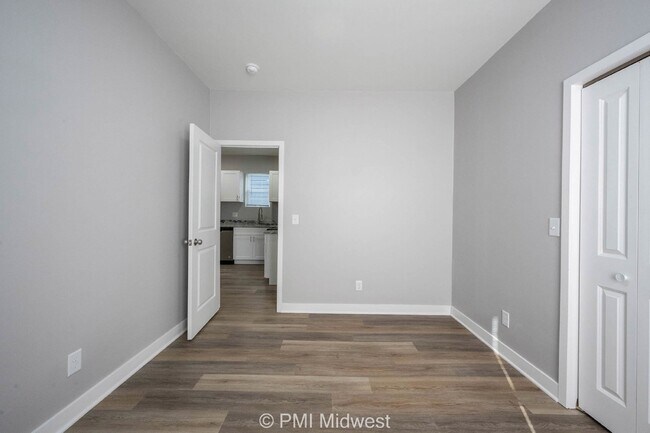Building Photo - "Spacious 3-Bedroom Duplex with Granite Charm in Indianapolis – 1250 Sq Ft of Modern Living!"
