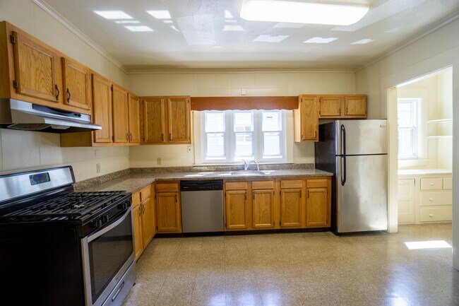Building Photo - First Floor Flat Close to Campus Off Stree...