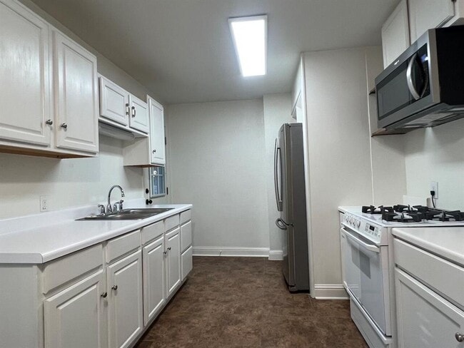 Building Photo - 928 E 56th St