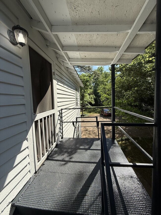 Building Photo - Private Garage Apartment!