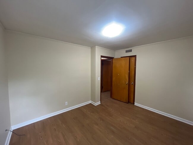 Building Photo - **ON HOLD**3 Bedroom / 1 Bathroom Home for...