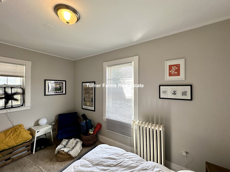 Building Photo - 8A Forest St
