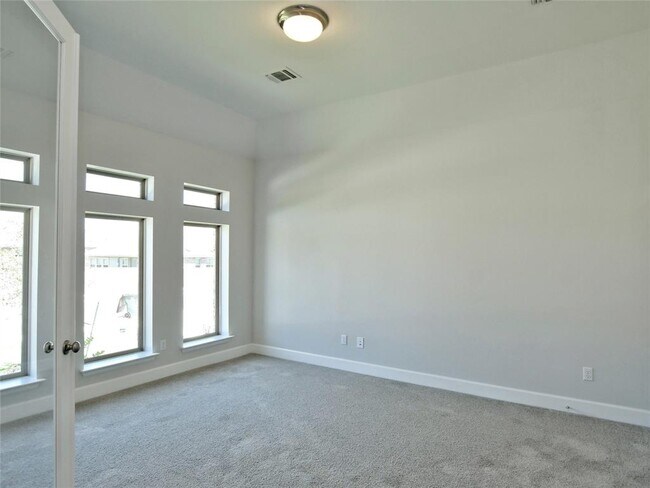 Building Photo - 612 Jefferson Dr