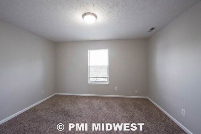 Building Photo - Great 3 Bedroom 2.5 Bathroom Home on the upper east side of Indy!