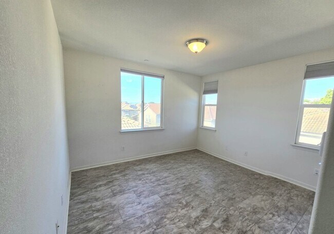 Building Photo - Stunning 3BR 3.5 BATHROOM House in Hayward