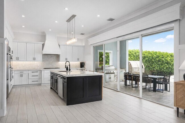 Building Photo - 2100 Notre Dame Dr