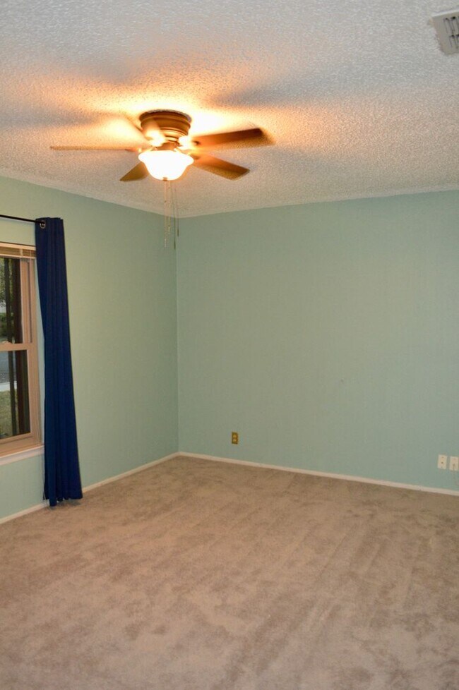 Building Photo - Beautiful and spacious 3 bed 2 bath.