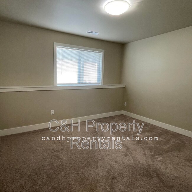 Building Photo - 1417 Columbine Dr