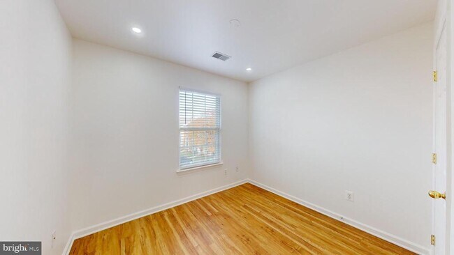 Building Photo - 527 Sparkleberry Terrace NE