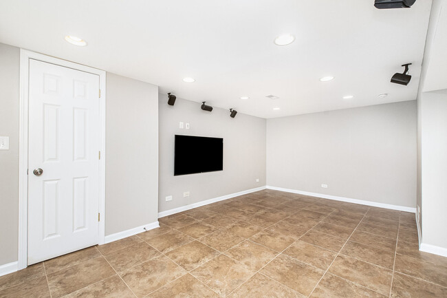 Building Photo - 370 Prairie Ave