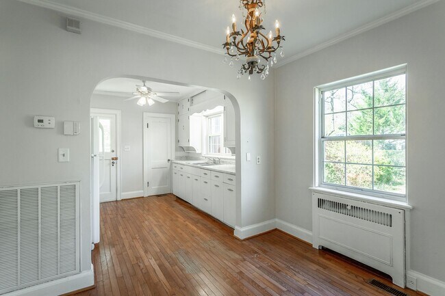 Building Photo - 3 Bedroom 2 Bath Classic